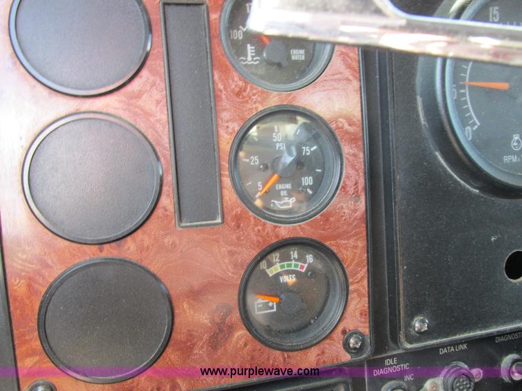 image for item L4015 1993 International 9400 crane truck