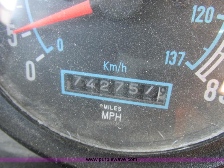 image for item L4015 1993 International 9400 crane truck