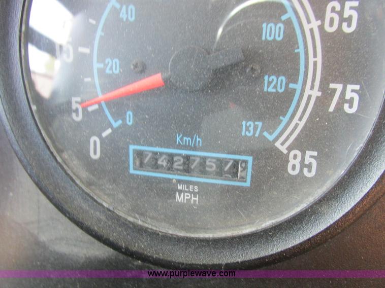 image for item L4015 1993 International 9400 crane truck