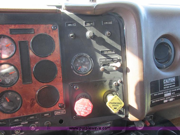 image for item L4015 1993 International 9400 crane truck