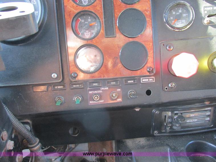 image for item L4015 1993 International 9400 crane truck