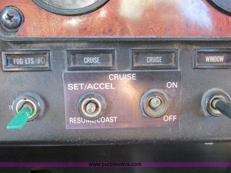 image for item L4015 1993 International 9400 crane truck