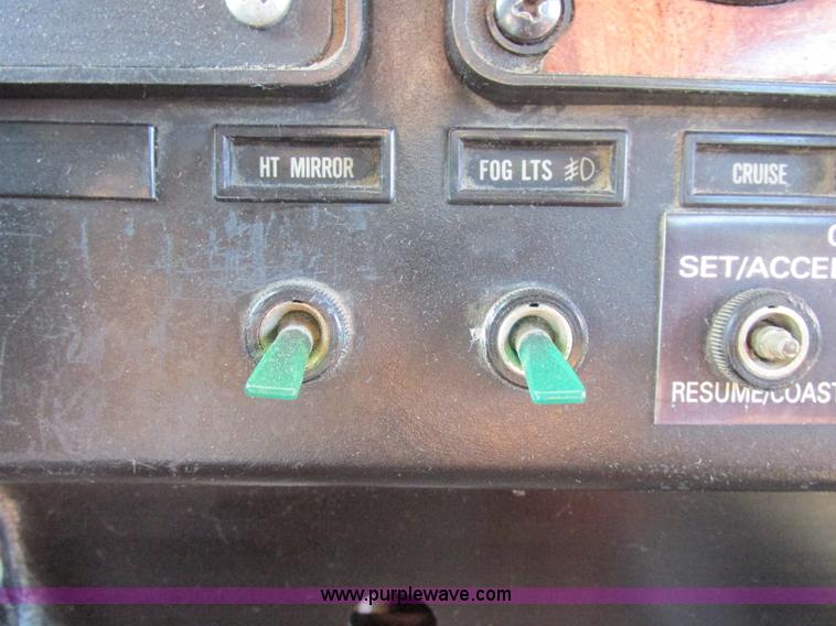 image for item L4015 1993 International 9400 crane truck