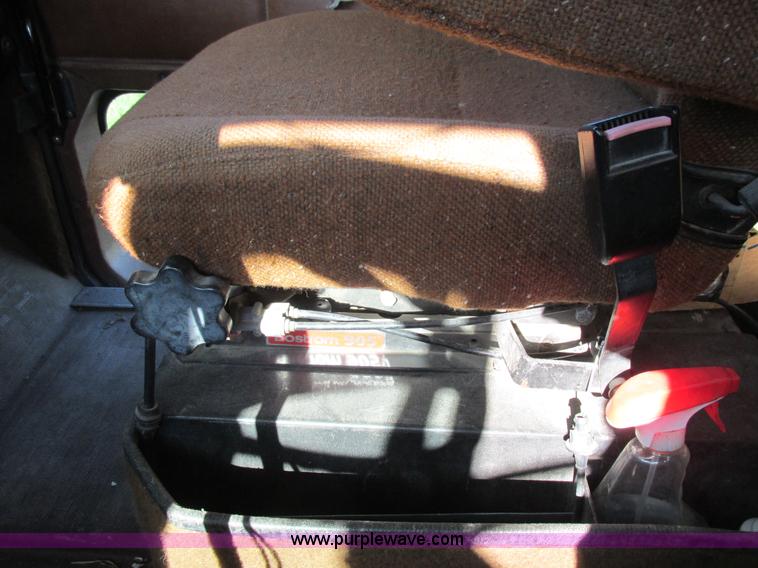 image for item L4015 1993 International 9400 crane truck