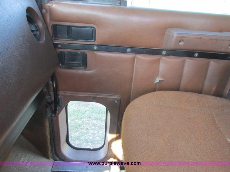 image for item L4015 1993 International 9400 crane truck