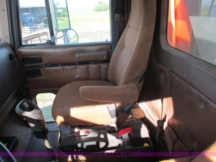 image for item L4015 1993 International 9400 crane truck