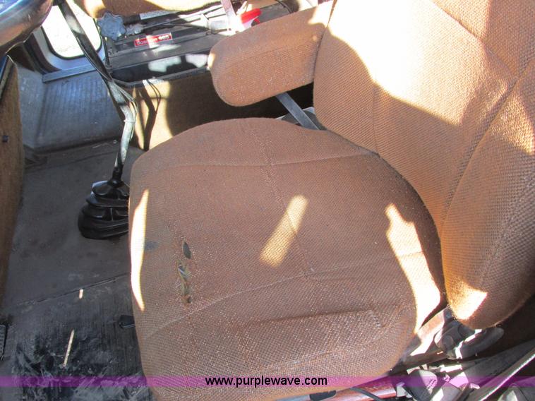 image for item L4015 1993 International 9400 crane truck