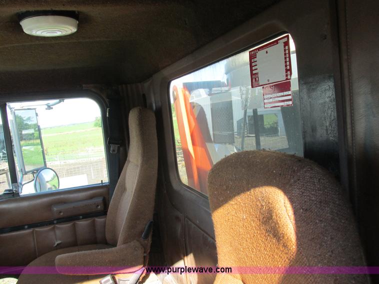 image for item L4015 1993 International 9400 crane truck