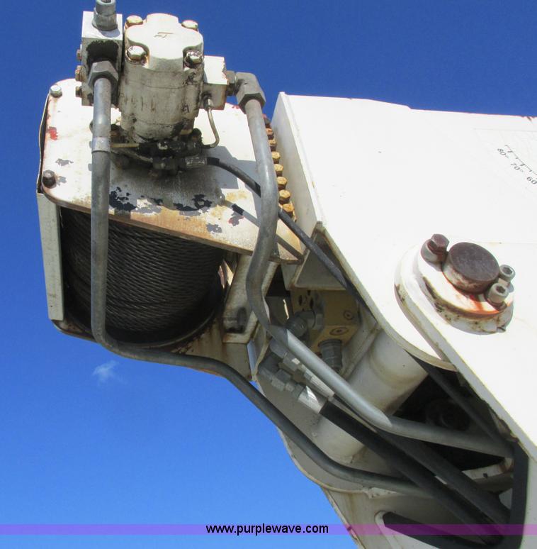 image for item L4015 1993 International 9400 crane truck