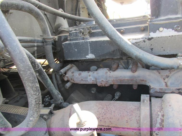 image for item L4015 1993 International 9400 crane truck