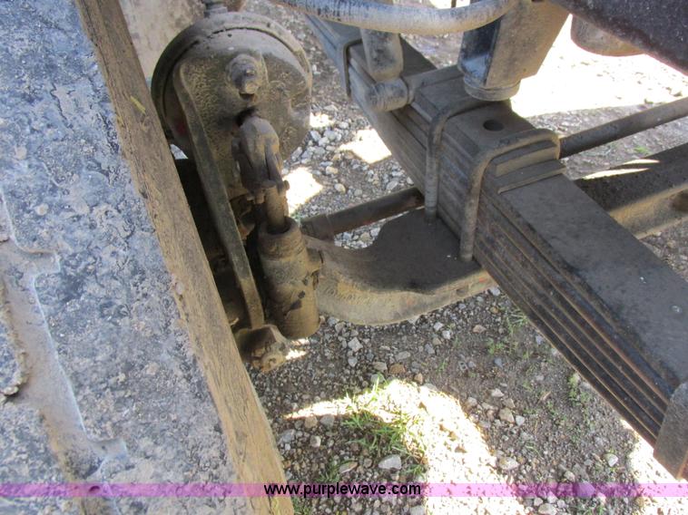 image for item L4015 1993 International 9400 crane truck