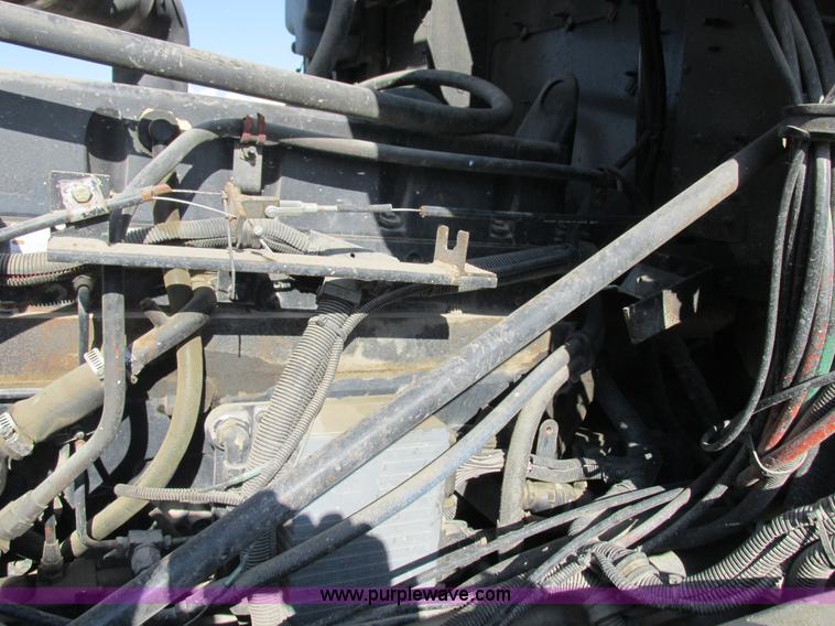 image for item L4015 1993 International 9400 crane truck