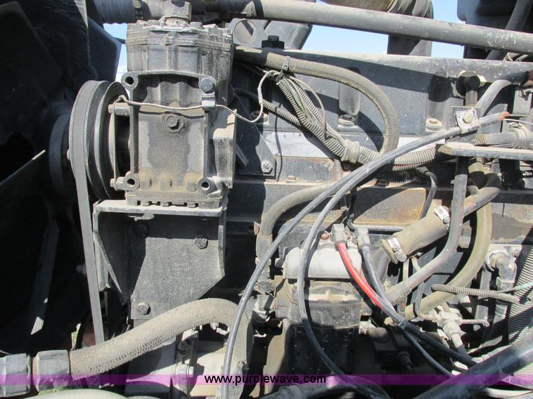 image for item L4015 1993 International 9400 crane truck