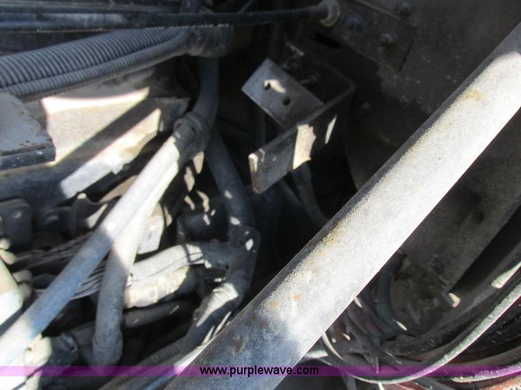 image for item L4015 1993 International 9400 crane truck