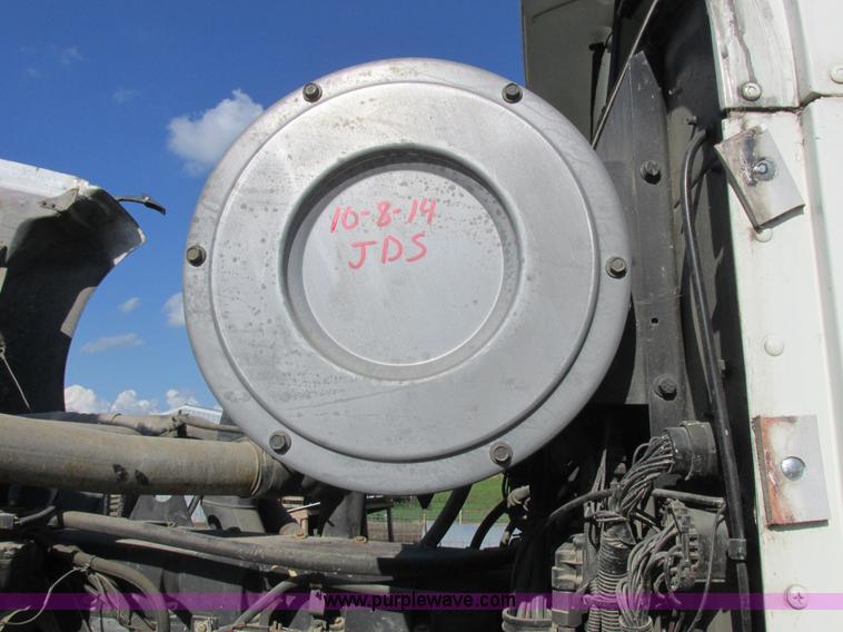 image for item L4015 1993 International 9400 crane truck