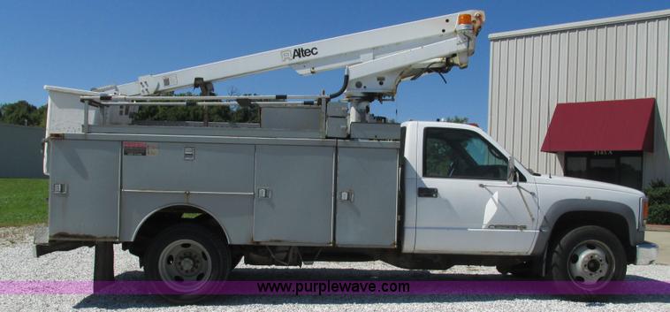 image for item L5252 2002 Chevrolet Silverado 3500HD bucket truck
