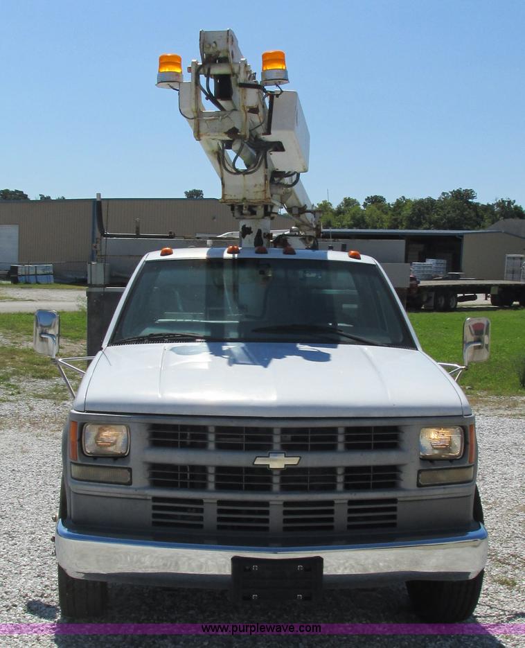 image for item L5252 2002 Chevrolet Silverado 3500HD bucket truck