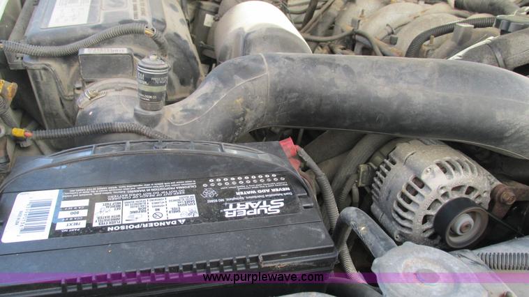 image for item L5252 2002 Chevrolet Silverado 3500HD bucket truck