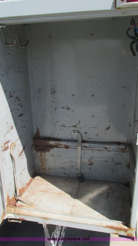 image for item L5252 2002 Chevrolet Silverado 3500HD bucket truck