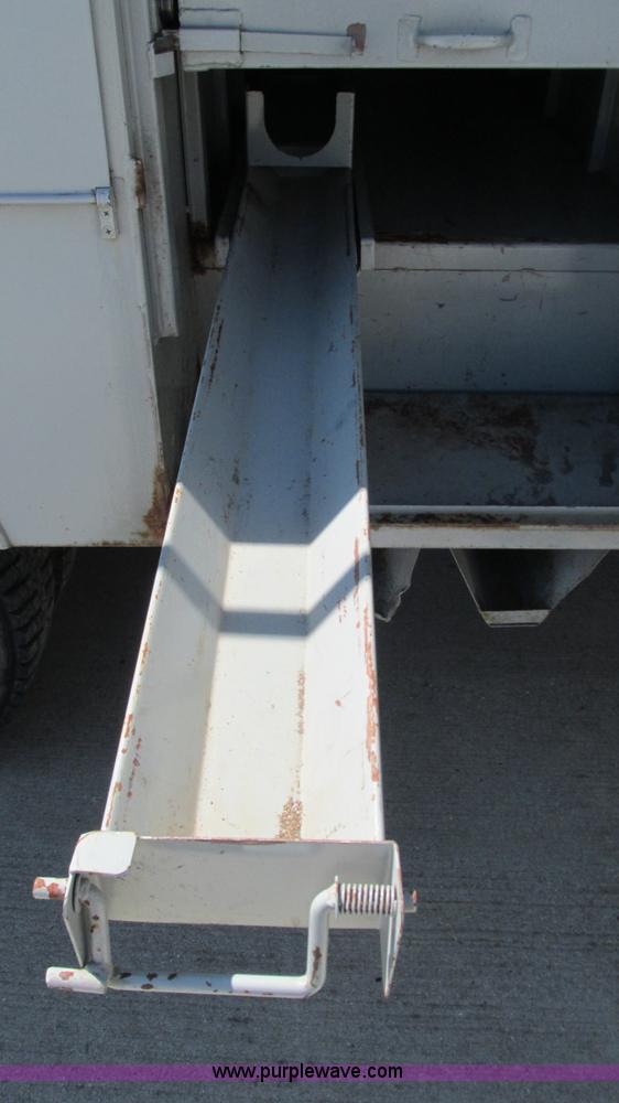 image for item L5252 2002 Chevrolet Silverado 3500HD bucket truck