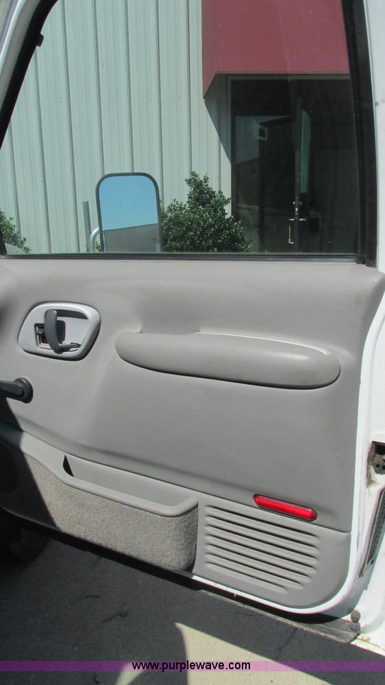 image for item L5252 2002 Chevrolet Silverado 3500HD bucket truck