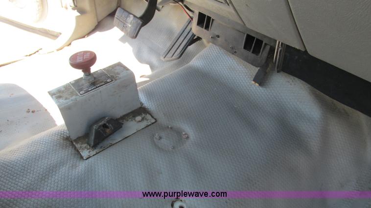 image for item L5252 2002 Chevrolet Silverado 3500HD bucket truck