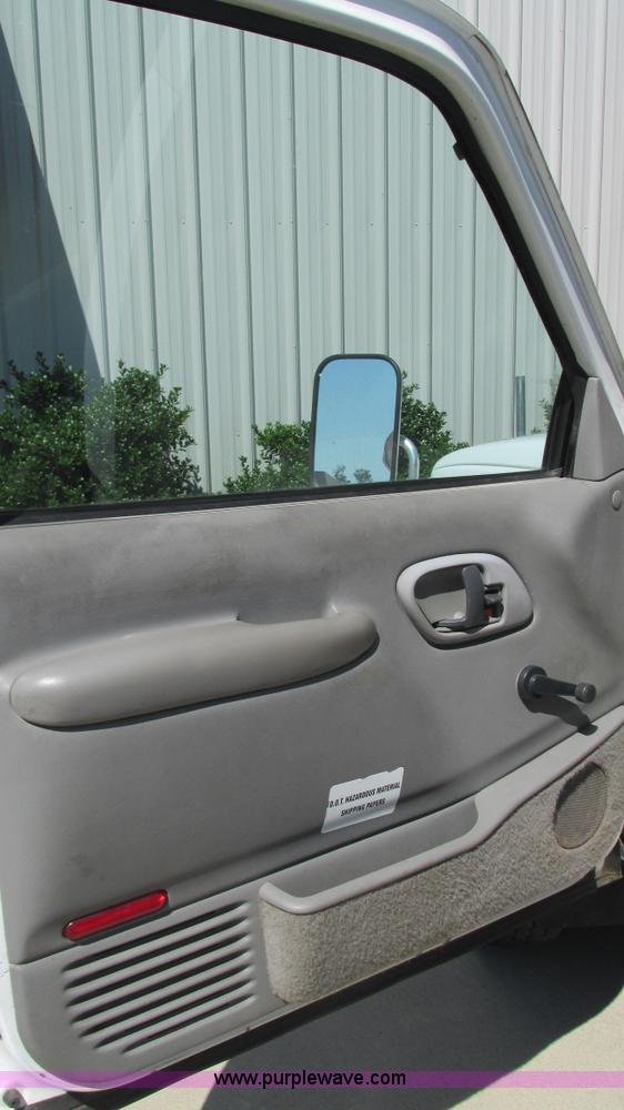 image for item L5252 2002 Chevrolet Silverado 3500HD bucket truck