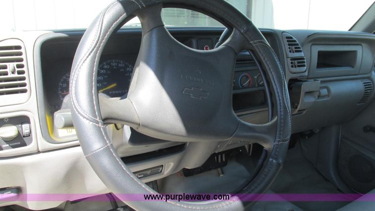 image for item L5252 2002 Chevrolet Silverado 3500HD bucket truck