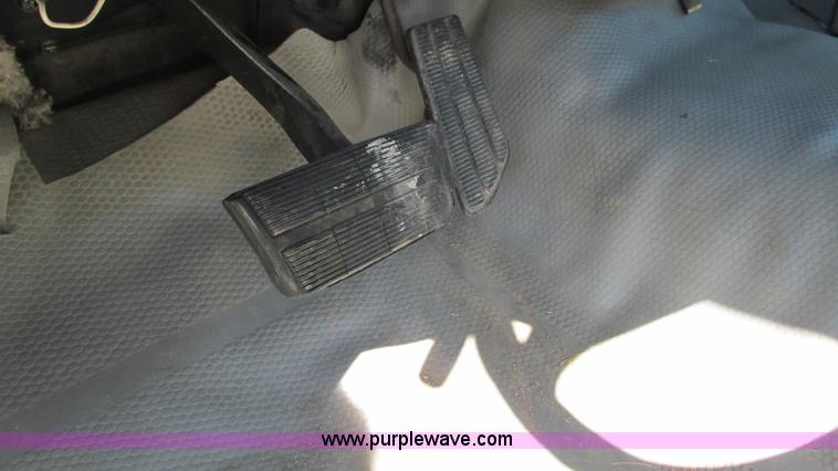 image for item L5252 2002 Chevrolet Silverado 3500HD bucket truck