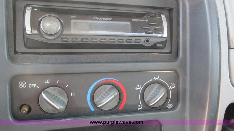 image for item L5252 2002 Chevrolet Silverado 3500HD bucket truck