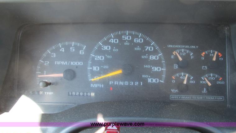 image for item L5252 2002 Chevrolet Silverado 3500HD bucket truck