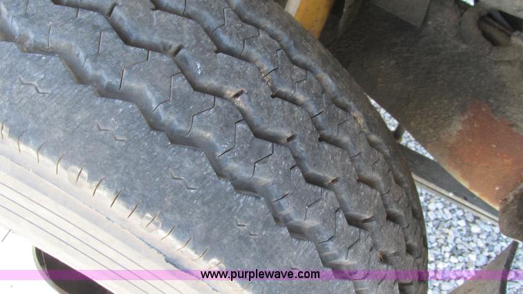 image for item L5252 2002 Chevrolet Silverado 3500HD bucket truck