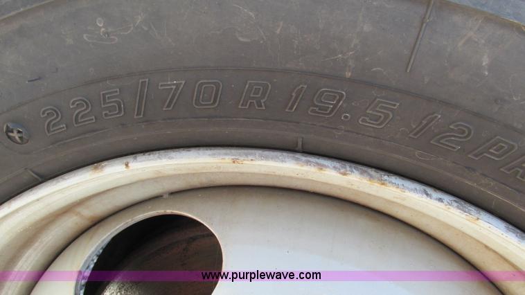 image for item L5252 2002 Chevrolet Silverado 3500HD bucket truck