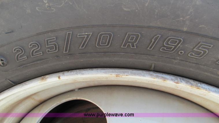 image for item L5252 2002 Chevrolet Silverado 3500HD bucket truck