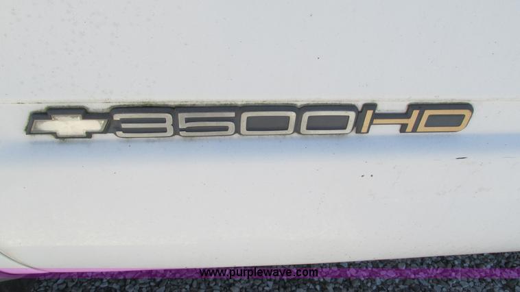 image for item L5252 2002 Chevrolet Silverado 3500HD bucket truck