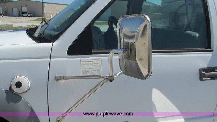 image for item L5252 2002 Chevrolet Silverado 3500HD bucket truck