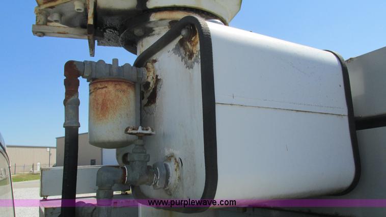 image for item L5252 2002 Chevrolet Silverado 3500HD bucket truck