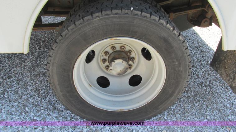 image for item L5252 2002 Chevrolet Silverado 3500HD bucket truck