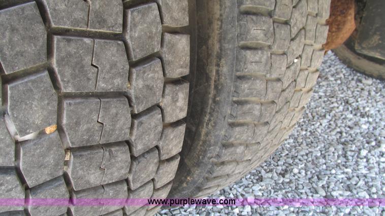 image for item L5252 2002 Chevrolet Silverado 3500HD bucket truck