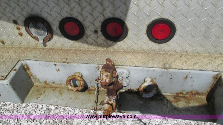 image for item L5252 2002 Chevrolet Silverado 3500HD bucket truck