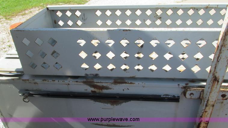 image for item L5252 2002 Chevrolet Silverado 3500HD bucket truck