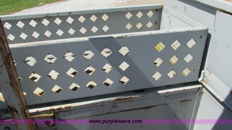 image for item L5252 2002 Chevrolet Silverado 3500HD bucket truck