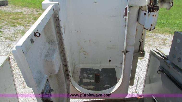 image for item L5252 2002 Chevrolet Silverado 3500HD bucket truck