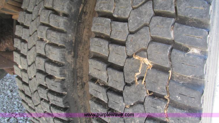 image for item L5252 2002 Chevrolet Silverado 3500HD bucket truck