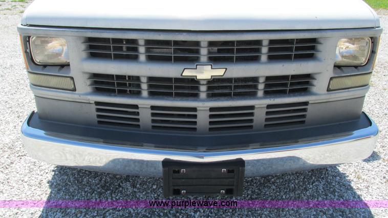 image for item L5252 2002 Chevrolet Silverado 3500HD bucket truck