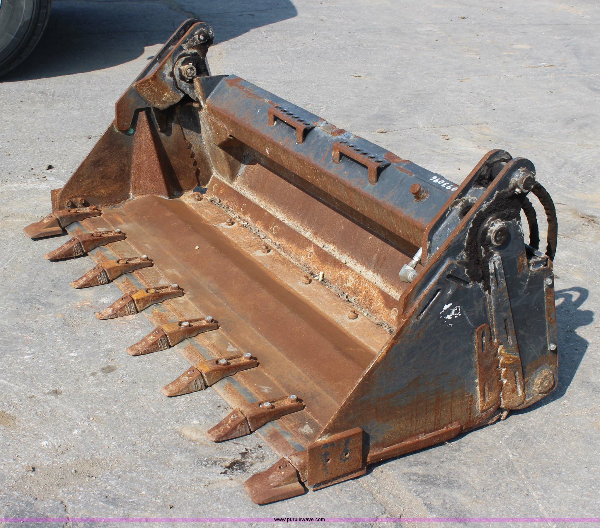 2011 Bobcat combination bucket in Topeka, KS Item J3666 sold Purple