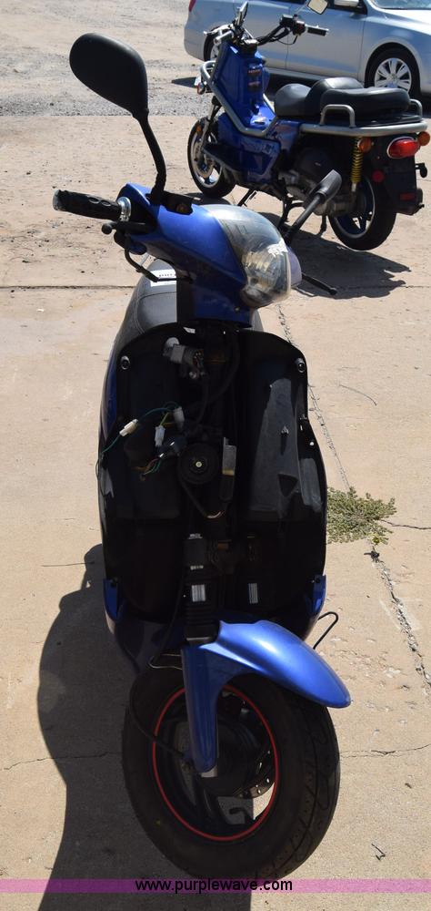 image for item J7893 2011 Shen scooter