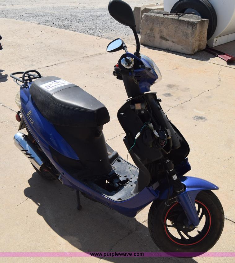 image for item J7893 2011 Shen scooter