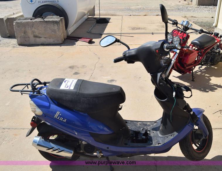 image for item J7893 2011 Shen scooter