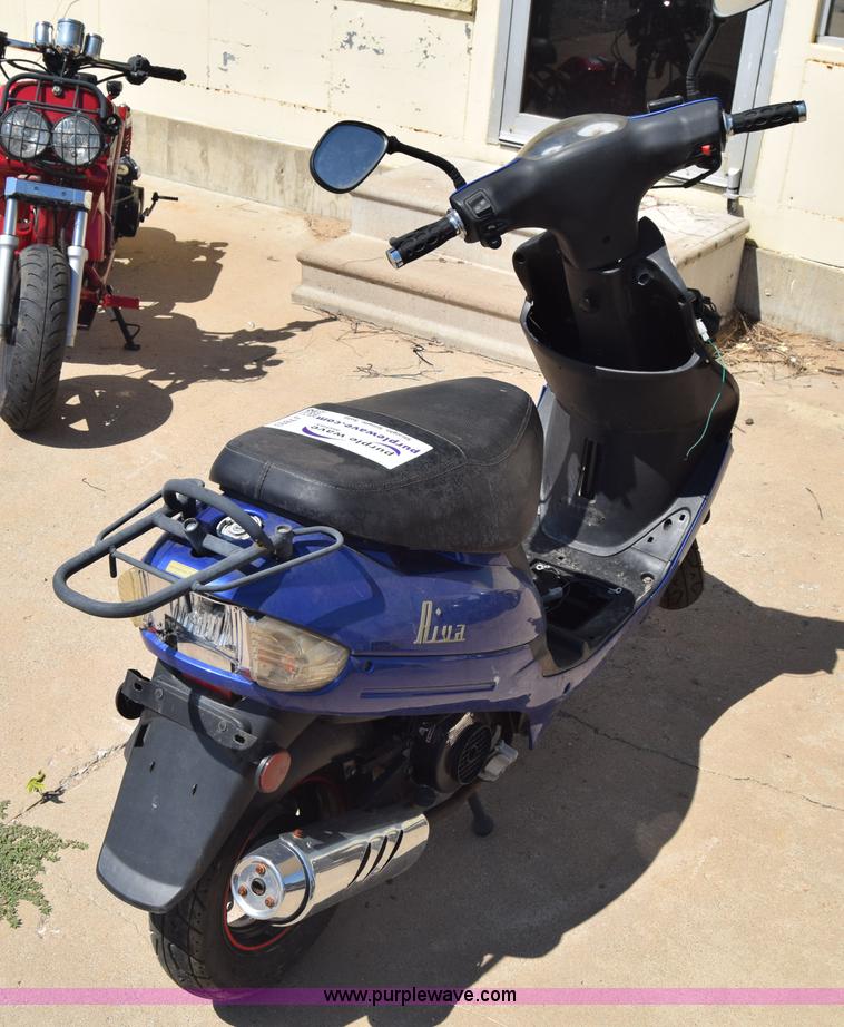 image for item J7893 2011 Shen scooter